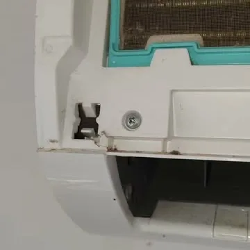 Evaporadora aberta na parede, com o filtro à mostra, antes da higienização